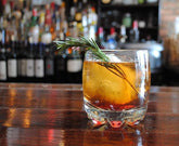 Vaso de vidrio 85 ml tipo shot con base gruesa y diseño texturizado