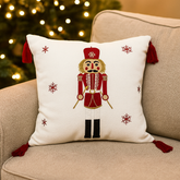 Cojín navideño 45x45 con figura de cascanueces roja