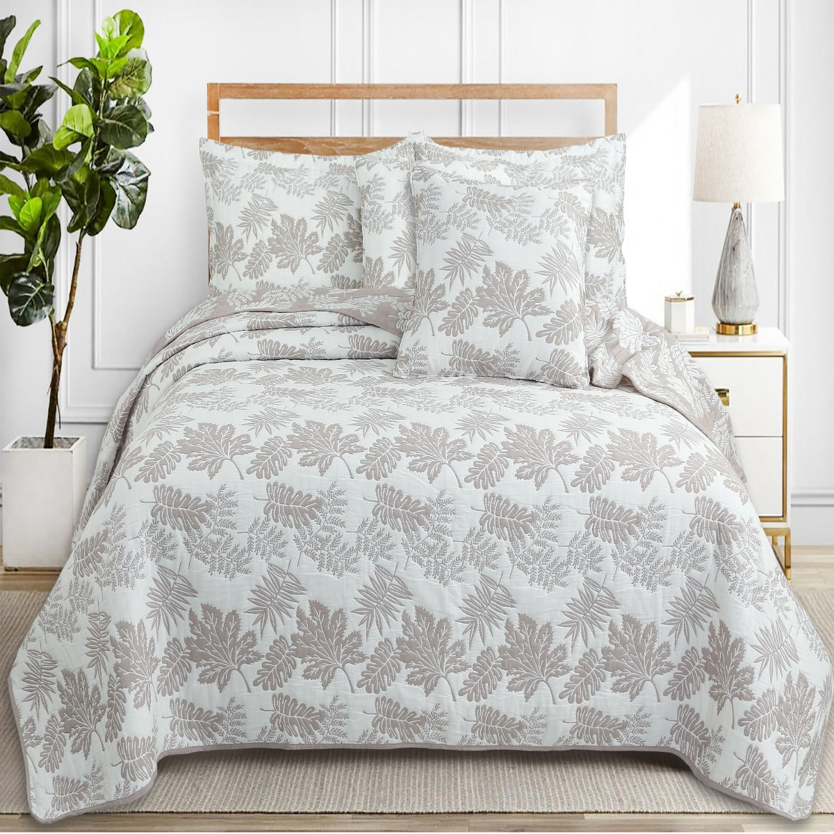 Edredón Jacquard color blanco con diseño floral moka y dos fundas decorativas