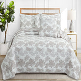 Edredón Jacquard color blanco con diseño floral moka y dos fundas decorativas