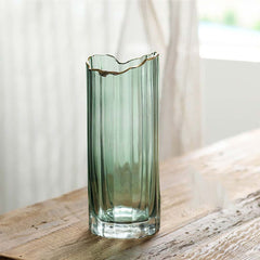 Florero De Cristal Con Líneas Verticales y Borde Dorado