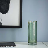 Florero De Cristal Con Líneas Verticales y Borde Dorado