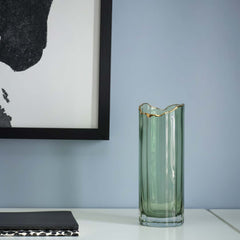 Florero De Cristal Con Líneas Verticales y Borde Dorado