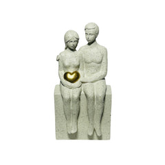 Figura Decorativa Pareja Sentada Con Corazon Dorado
