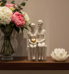 Figura Decorativa Pareja Sentada Con Corazon Dorado 11×8×23cm