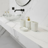 Set de baño de cerámica blanco con diseño de mármol y bomba dorada