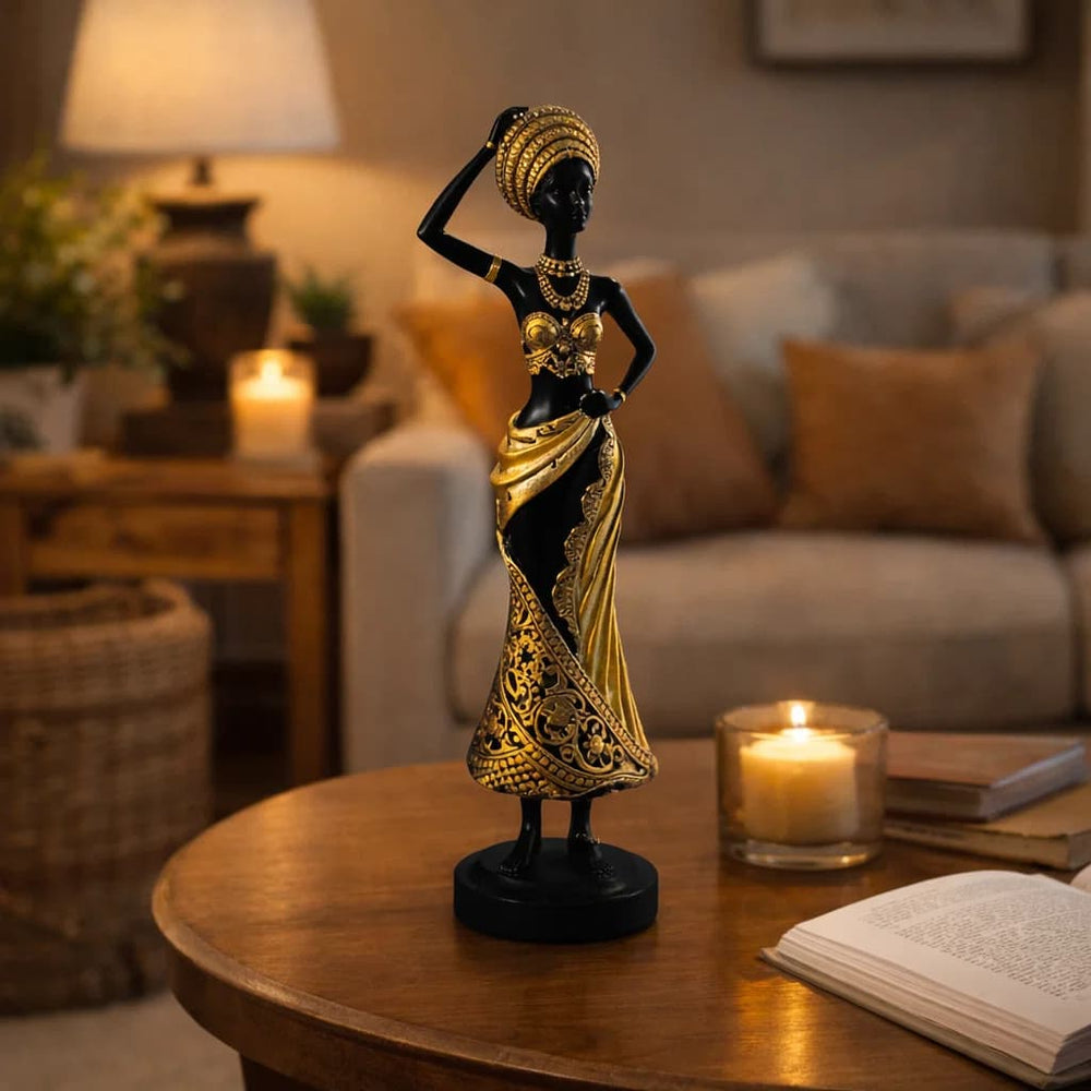 Figura decorativa mujer africana negra y dorada con mano en la cabeza
