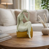 Figura decorativa mujer abstracta sentada blanca con base dorada