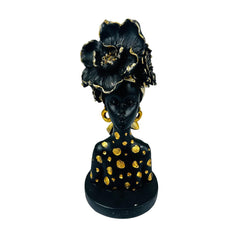 Figura africana decorativa con vestido animal print