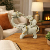 Figura decorativa familia de elefantes con trompas entrelazadas blanco y dorado