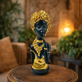 Figura decorativa mujer africana con tocado floral y collar marfil blanco y dorado