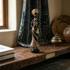 Figura decorativa mujer africana negra y dorada con manos juntas