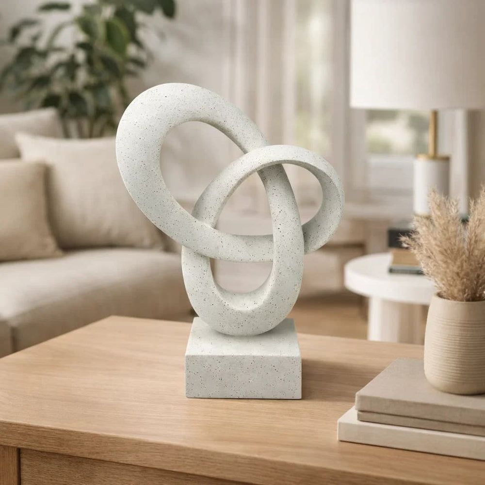 Escultura decorativa abstracta blanca entrelazada con base dorada