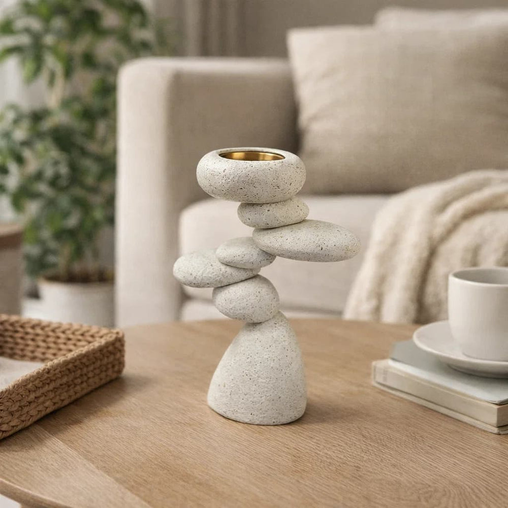 Escultura decorativa piedras equilibradas blanca con portavela dorado