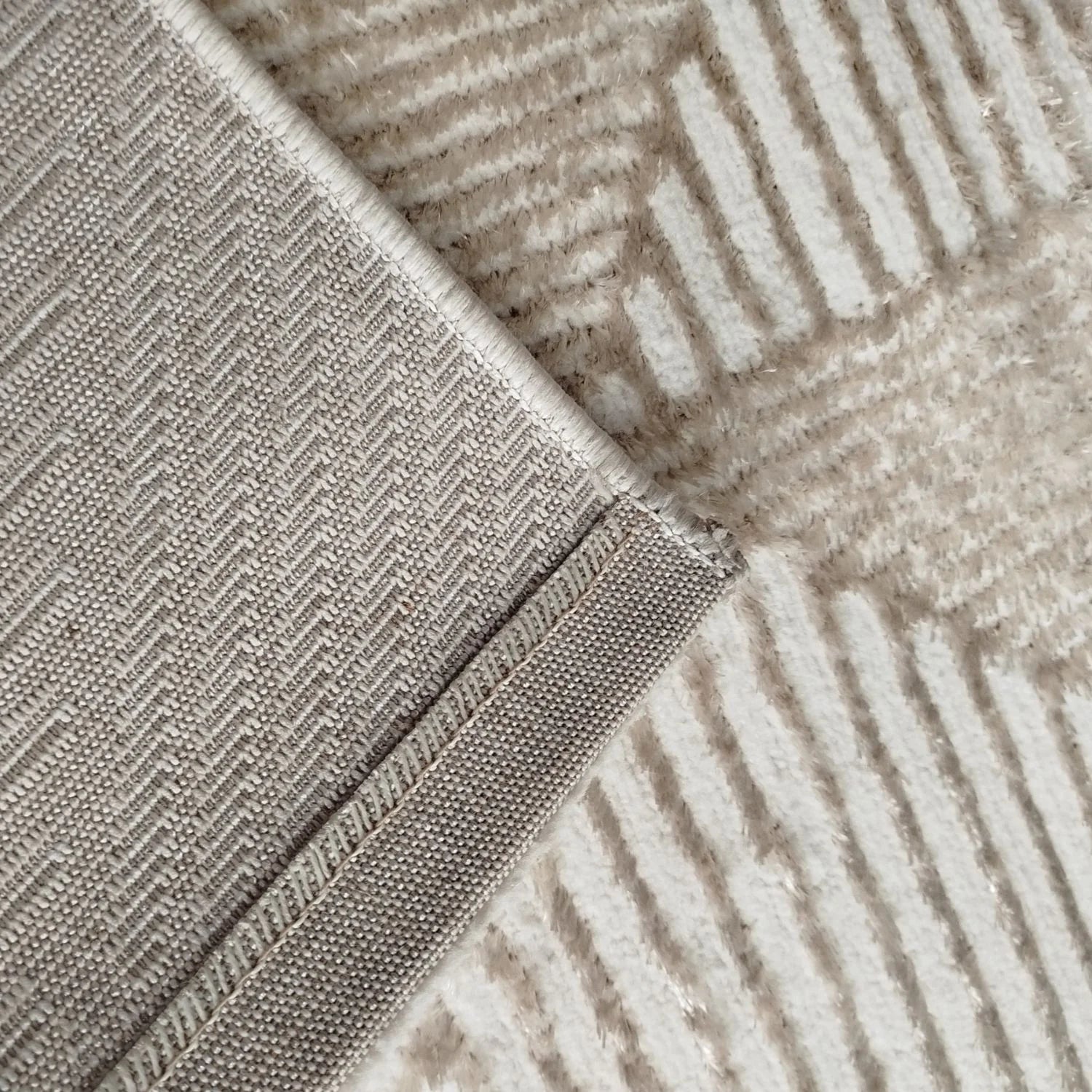 Alfombra Río 50×90 cm diseño geométrico beige y crema