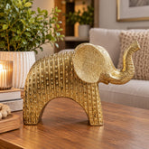 Figura decorativa de elefante dorado de 18 cm con líneas verticales y trompa elevada