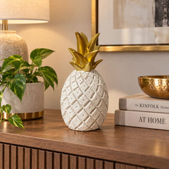 Figura decorativa de piña blanca con textura en relieve y corona dorada de 24 cm