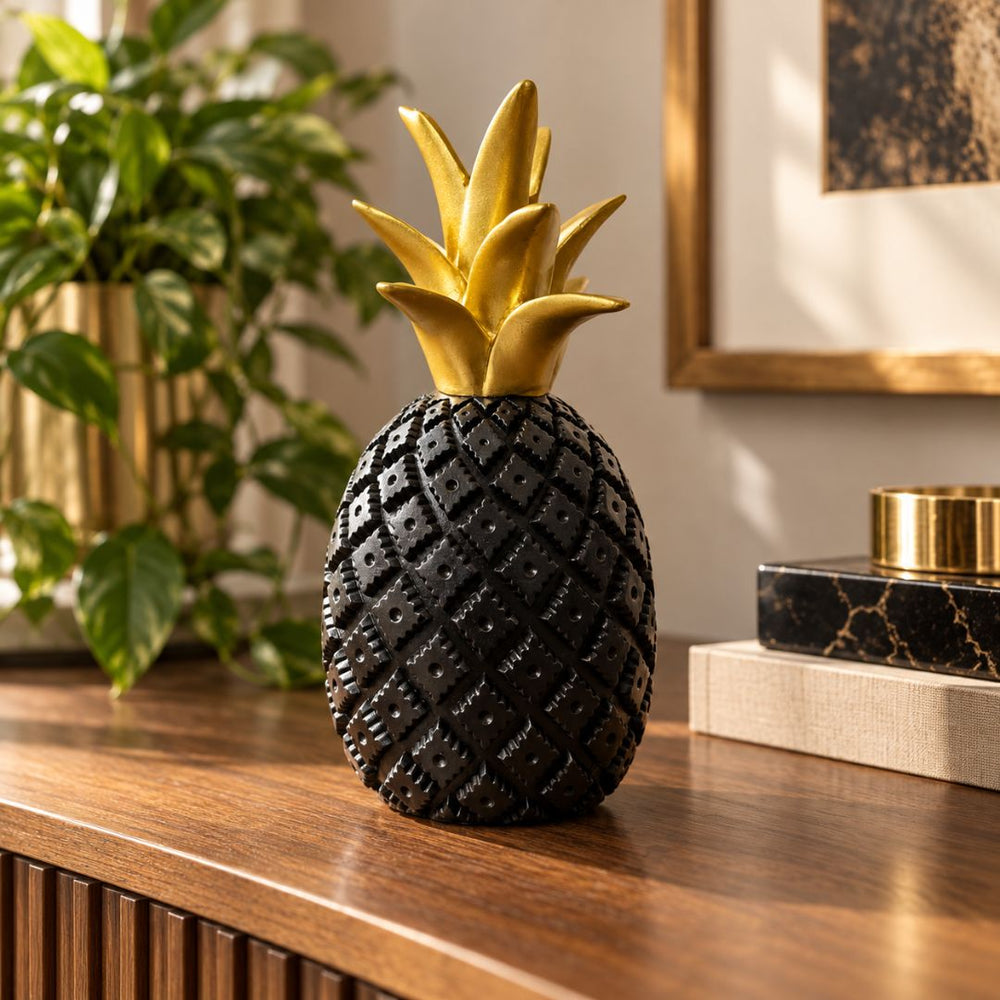 Figura decorativa de piña negra de 20 cm con textura en relieve y corona dorada