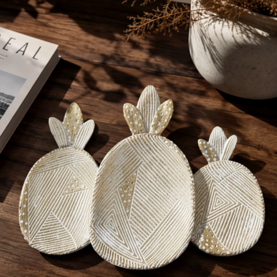Bandeja decorativa triple piña dorada 25×31 cm con trazos geométricos en relieve