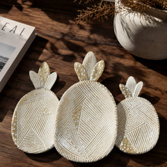 Bandeja decorativa triple piña dorada 25×31 cm con trazos geométricos en relieve
