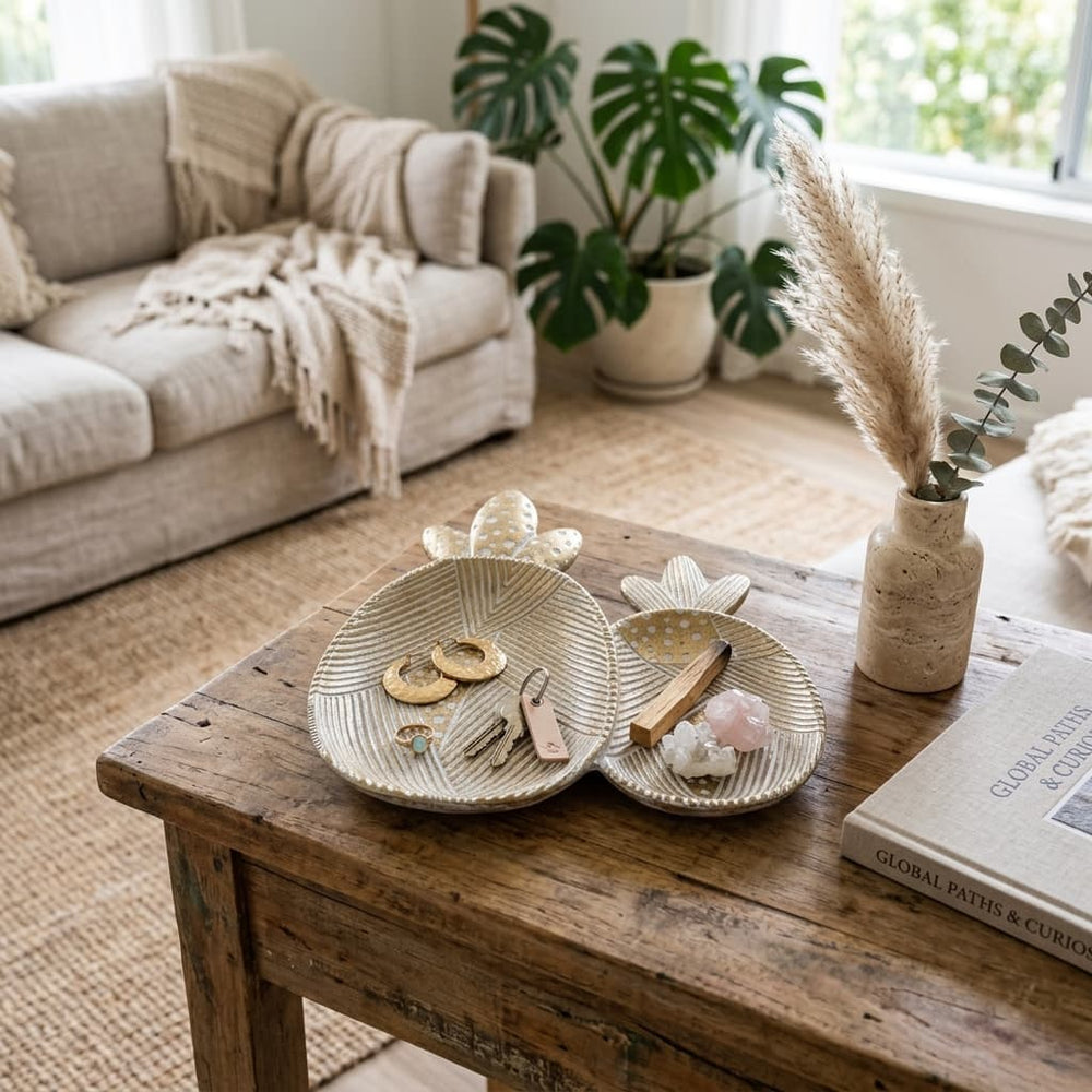 Bandeja decorativa doble piña dorada 24×22 cm con trazos geométricos en relieve