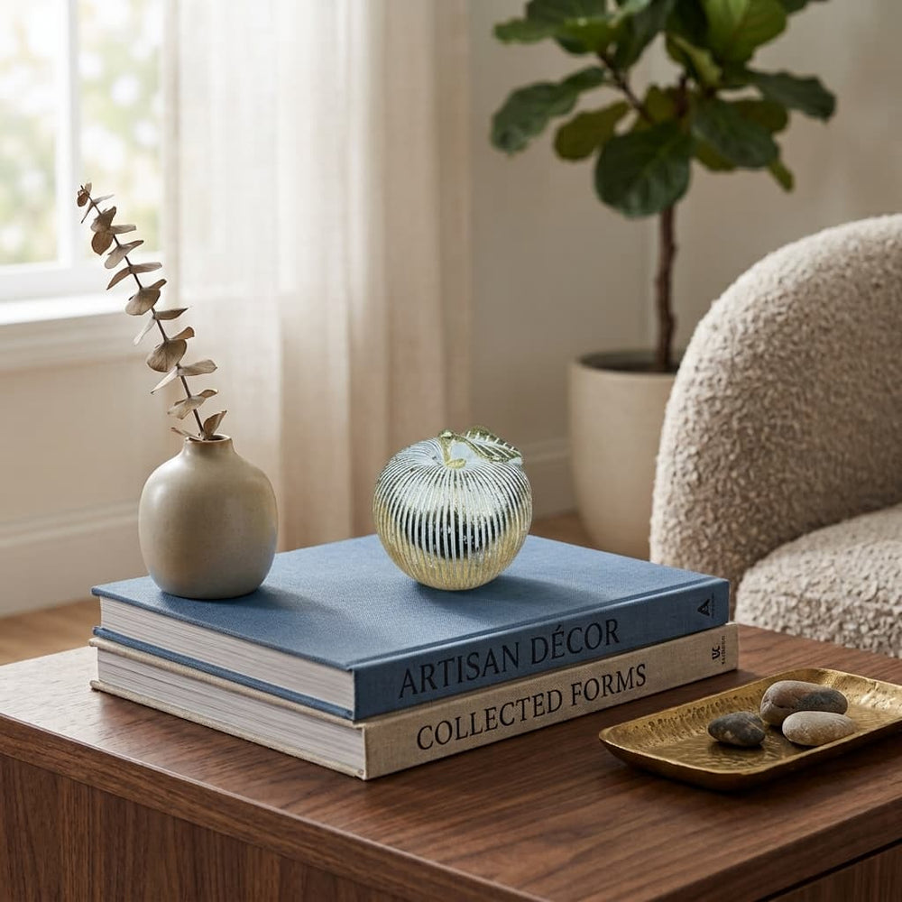 Figura decorativa manzana dorada 7×8 cm con líneas verticales blancas y hoja