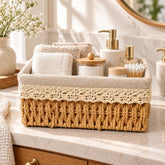 Cesta organizadora rectangular tejida con forro beige y detalle de encaje crema
