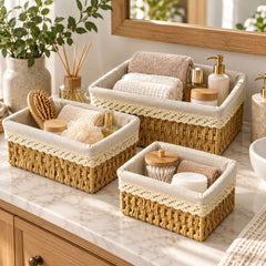 Canasta rectangular natural con detalle de encaje crema