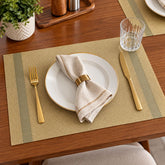 Individual para mesa rectangular en PVC dorado de 30 × 46 cm con tejido trenzado y dos franjas decorativas