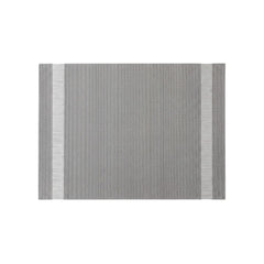 Individual de mesa rectangular en PVC gris con tejido trenzado de 30 × 46 cm.