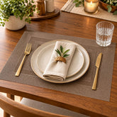 Individual para mesa rectangular en PVC de 30 × 46 cm con tejido en relieve y diseño de marcos geométricos concéntricos