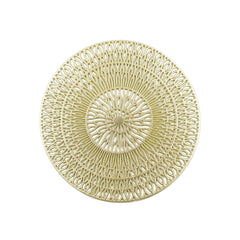 Set de seis portavasos decorativos en PVC dorado de 10 cm con diseño geométrico.