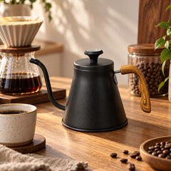 Tetera para café negra mate con termómetro en la tapa, pico cuello de cisne y mango efecto madera