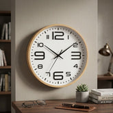 Reloj de pared redondo con carátula blanca y números negros