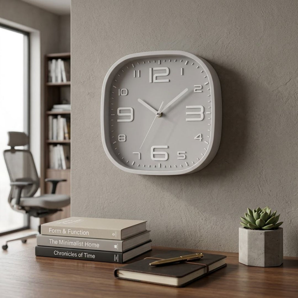 Reloj de pared cuadrado gris con borde y números blancos