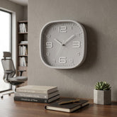 Reloj de pared cuadrado gris con borde y números blancos