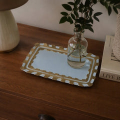 Bandeja decorativa rectangular blanca y dorada 25×14 cm con diseño doble borde