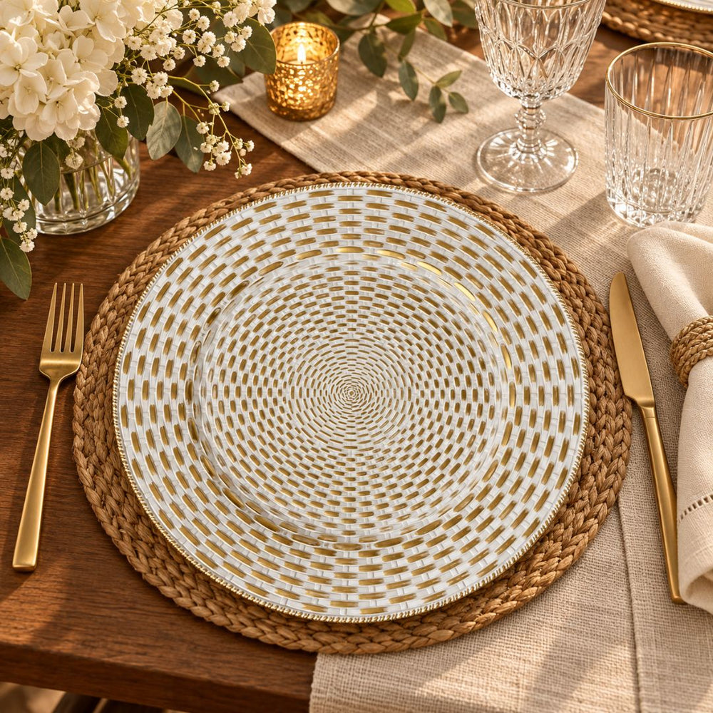 Plato base circular blanco con detalles dorados y patrón concéntrico en relieve