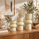 Set de tres floreros decorativos beige de diferentes alturas