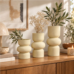 Set de tres floreros decorativos beige de diferentes alturas