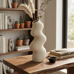 Florero ondulado texturizado blanco 13.5×8.5×30 cm de diseño escultórico