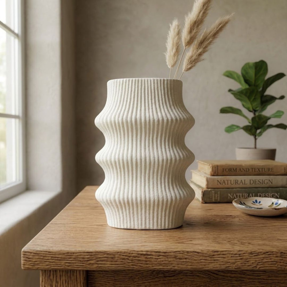 Florero figura geométrica blanco 18×10.5×25.5 cm con líneas verticales en relieve