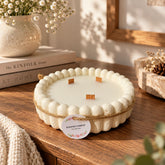 Vela artesanal circular texturizada 14.5 × 4 cm con aroma y tres mechas de madera