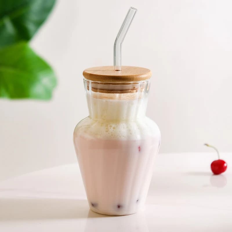 Vaso de vidrio 450 ml con tapa de bambú y pitillo diseño de líneas verticales