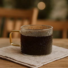 Pocillo de vidrio 220 ml con textura en líneas y asa amarilla