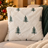 Cojín navideño cuadrado blanco de 45×45 cm con textura esponjosa y pequeños árboles de Navidad verdes bordados.