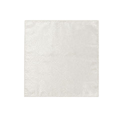 Vista superior de servilleta beige con diseño ornamental y apariencia satinada.