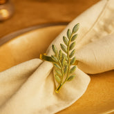 Anillo para servilleta dorado con diseño de hojas en relieve