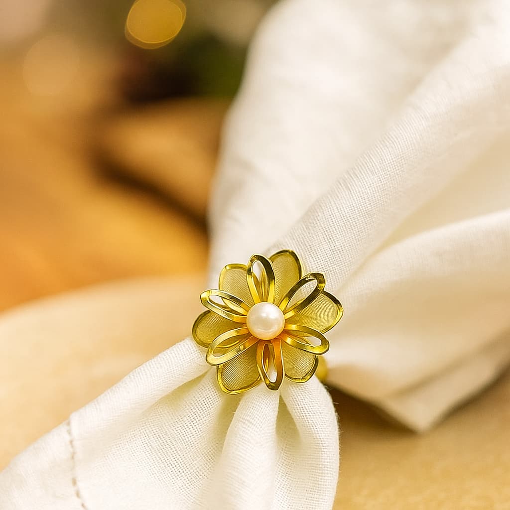 Anillo para servilleta dorado con diseño de flor y perla central