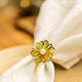 Anillo para servilleta dorado con diseño de flor y perla central